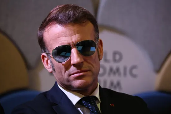 Kakav potez Macrona: Pazite &scaron;to je učinio kad je u Rimu uočio pognutog mu&scaron;karca...