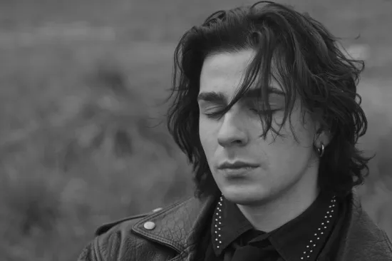 Nakon nastupa na Dori, Devin predstavlja 'I COULD NEVER' pjesmu o ljubavi bez iluzija