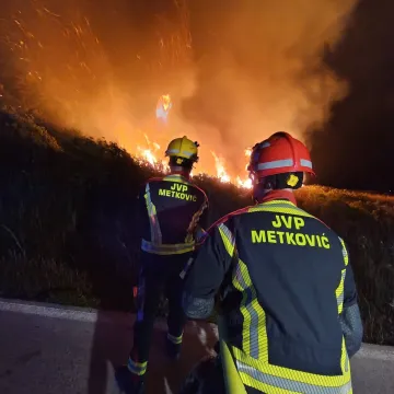 Veliki požar bukti u dolini Neretve: Vatra guta sve pred sobom, objavljene fotografije