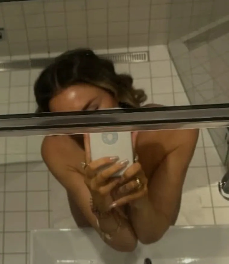 Senidah ostavila malo toga ma&scaron;ti nakon novog selfija: Pjevačica podigla pra&scaron;inu na Instagramu