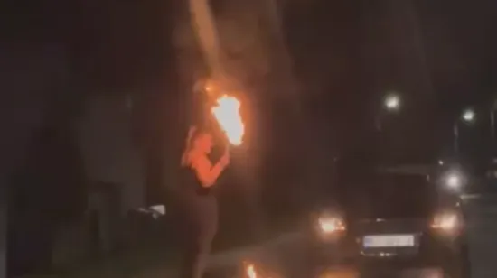 Prijeti joj do 19.900 eura kazne, pogledajte snimku: Nasred ceste uzela baklju i napravila kaos