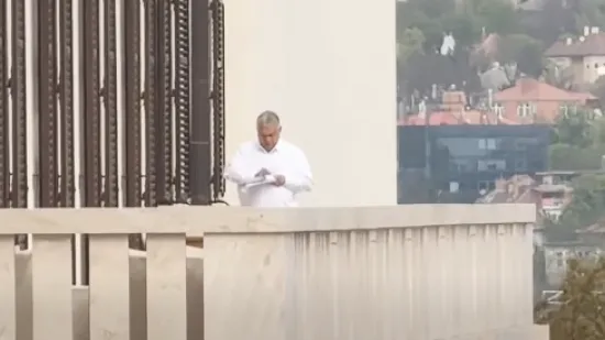 Magyar snimio Orbana na terasi pa ismijao njegov odlazak: '&Scaron;to mislite da čita?'
