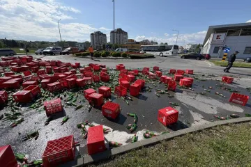 Pogledajte kaos u Karlovcu! Iz kamiona ispalo stotinu gajbi piva: Policija sprječavala građane da kradu