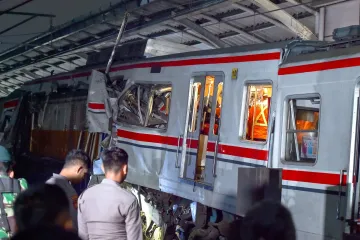 U sudaru vlakova kraj Džakarte dvoje ljudi živo zarobljeno, jo&scaron; traje spa&scaron;avanje