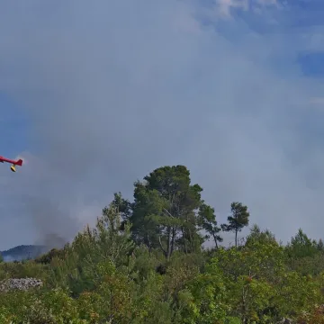 Na Braču planuo veliki požar! Vatrogasci: 'Čuvajte se i sretno se vratite svojim domovima!'