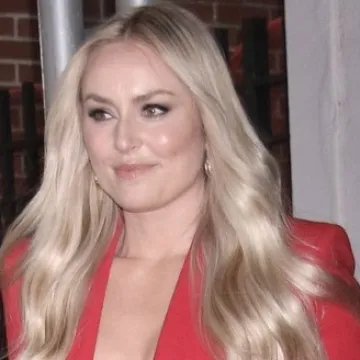 Lindsey Vonn iza&scaron;la pred fotografe u potpuno otkopčanom sakou