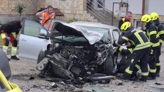 Dvoje ozlijeđenih u te&scaron;koj nesreći, vatrogasci izvlače ljude iz smrskanih automobila