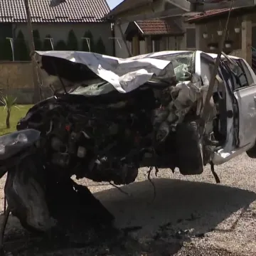 Sudar utjerao strah u kosti, pogledajte &scaron;to je ostalo od auta: 'Curu su izvlačili 20 minuta'