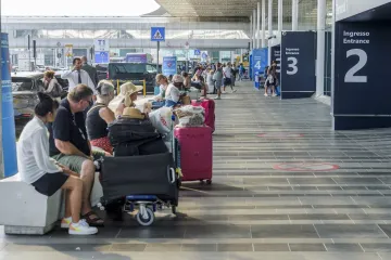 Drama na letu iznad Jadrana: Avion naglo promijenio smjer zbog prijenosnog punjača, putnici zbrinuti u Rimu