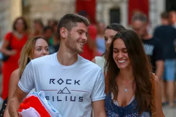 Kramarić podijelio fotografiju s lijepom suprugom Mijom, fanovi odu&scaron;evljeni: 'Ljepotani na&scaron;i'