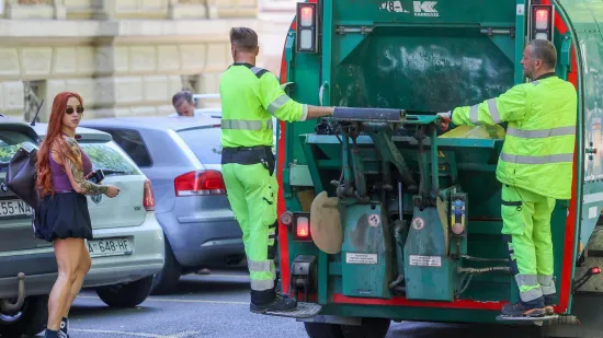 Svi pogledi bili su upereni u nju: Crvenokosa ljepotica u mini suknji zapalila sredi&scaron;te Zagreba