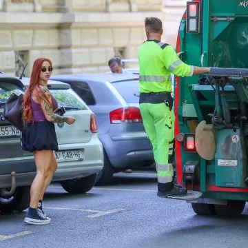 Svi pogledi bili su upereni u nju: Crvenokosa ljepotica u mini suknji zapalila sredi&scaron;te Zagreba