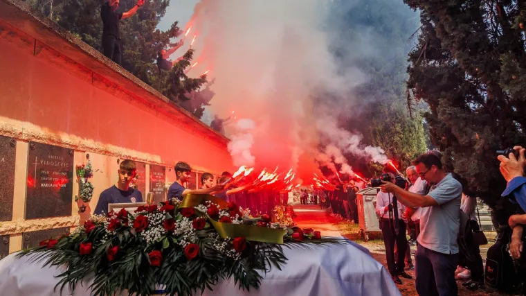 'Poljud je plakao!' Emotivan opro&scaron;taj legende Hajduka: Ispratilo ga more ljudi