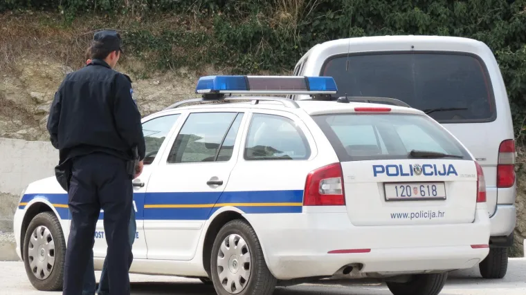 Pijan divljao po kafiću, razbio ča&scaron;u o vlastitu glavu pa krvav bježao od policije