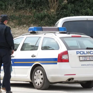 Pijan divljao po kafiću, razbio ča&scaron;u o vlastitu glavu pa krvav bježao od policije