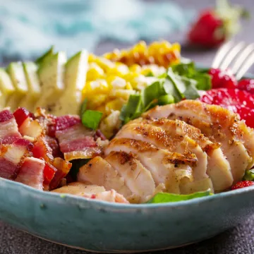 Poznata kuharica se kune u ovaj recept: Salata s piletinom brzo je gotova, a preukusna je