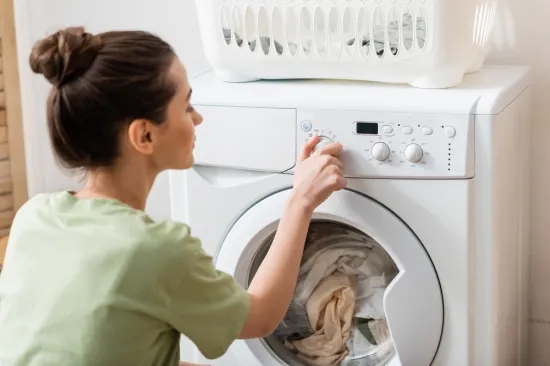 Uklanja li hladna voda mrlje jednako učinkovito kao vruća? Evo &scaron;to kažu stručnjaci