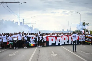 Veliki sukob navijača uoči finala Lige prvaka: Okr&scaron;aj na ulici, letjele baklje i stolice