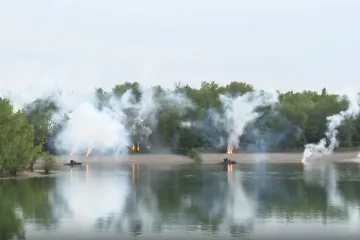 Helikopteri, padobranci, eksplozije: Pogledajte silu Hrvatske vojske na Jarunu