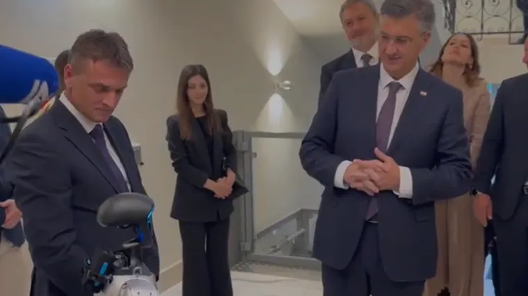 Plenkovića dočekao robot! Na&scaron;e kamere snimile susret: 'On može odgovarati?'