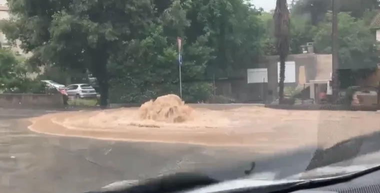 Nevrijeme izazvalo kaos! U Splitu opći potop, vozi se 20 km/h: Pogledajte snimke