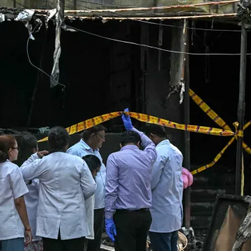 Stra&scaron;an požar hotela: Ljudi skakali da bi se spasili, najmanje 21 osoba poginula
