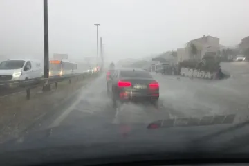 Nevrijeme izazvalo kaos! U Splitu opći potop, vozi se 20 km/h: Pogledajte snimke