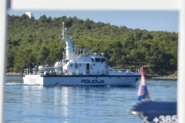 Užas u Puli: Na&scaron;li mrtvo tijelo kraj potopljenog glisera. Petero Talijana se nasukalo kod Oliba