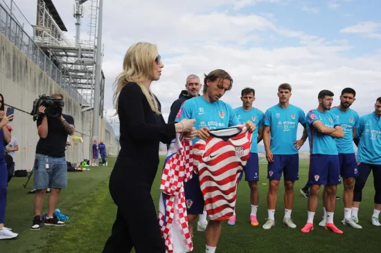 Neočekivan gost u kampu Vatrenih: Modrić joj poklonio dres s posebnim brojem