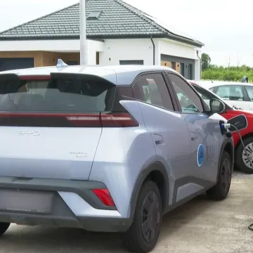Ugradili su solarne panele i pre&scaron;li na električne automobile: 'Tro&scaron;kove smo sveli na minimum'
