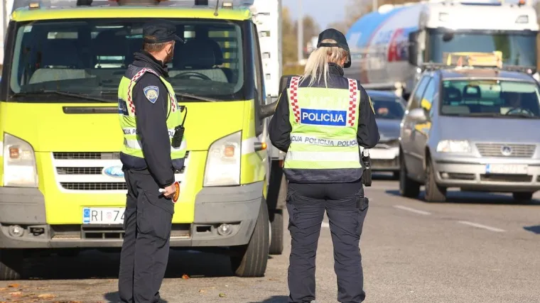 Kobna kombinacija alkohola i brzine: Motociklist (44) te&scaron;ko ozlijeđen nakon pada u Sisku