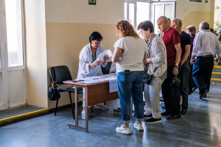 Danas biraju između Rusije i Zapada, suočeni s Putinovim prijetnjama da će zavr&scaron;iti kao Ukrajina