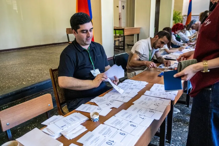 Danas biraju između Rusije i Zapada, suočeni s Putinovim prijetnjama da će zavr&scaron;iti kao Ukrajina