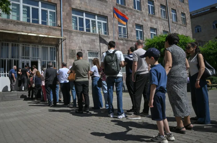 Danas biraju između Rusije i Zapada, suočeni s Putinovim prijetnjama da će zavr&scaron;iti kao Ukrajina