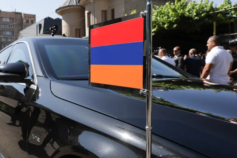 Danas biraju između Rusije i Zapada, suočeni s Putinovim prijetnjama da će zavr&scaron;iti kao Ukrajina