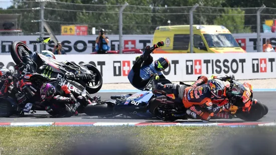 Totalni lom u Mađarskoj: Marquez slavio 100. trijumf dok je utrku obilježio težak pad na startu