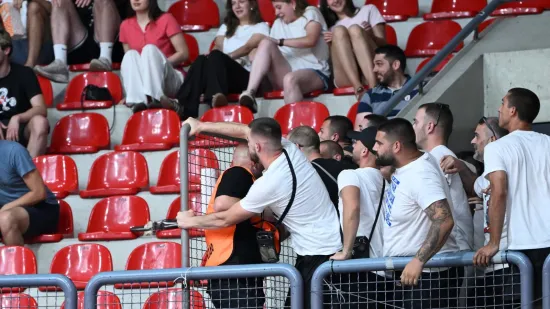 Kaos u Draženovu domu! Navijači krenuli jedni na druge, specijalci spriječili totalni obračun