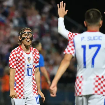 Za ovo se živi! Pogledajte reakciju roditelja Luke Modrića nakon pogotka njihovog sina
