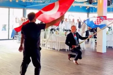Mrežama kruže prizori s tursko-hrvatskog vjenčanja na kojem je mladence dočekao hit od Thompsona