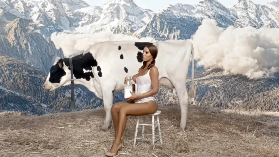 Potpuno je bizarno, ali dobro vidite: Bianca Censori u tangicama muze kravu