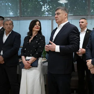 Zoran Milanović izveo suprugu na izložbu: Prva dama u bezvremenskoj kombinaciji plijenila poglede