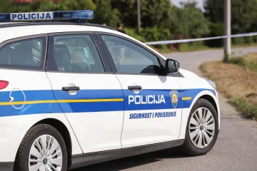 Nesreća na pružnom prijelazu kod Pakraca: Auto oduzeo prednost vlaku, te&scaron;ko ozlijeđena žena (73)