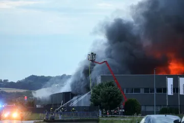 Vatra se ponovo razbuktala, vatrogasci se i dalje bore s plamenom: 'Dolazi do detonacija'