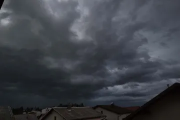 Tuča i grmljavinsko nevrijeme pogodili Hrvatsku, upaljeni meteoalarmi diljem zemlje