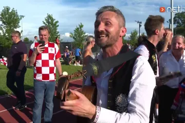 Ovo morate čuti! Tambura&scaron;i stigli na trening Vatrenih i odsvirali originalni bećarac