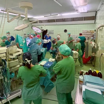 Sijamske blizanke u Bratislavi uspje&scaron;no operirane: 'Stabilno su, ali sada je potrebno vrijeme'