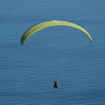 Težak pad paraglajdera u Istri: Australac (33) hitno hospitaliziran u pulskoj bolnici