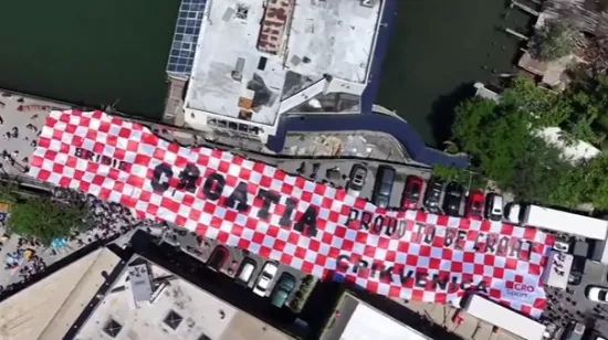 &Scaron;ivali je nasred ulice u New Yorku: Divovska hrvatska zastava spremna je za Vatrene!