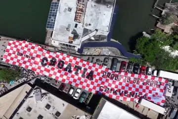 &Scaron;ivali je nasred ulice u New Yorku: Divovska hrvatska zastava spremna je za Vatrene!