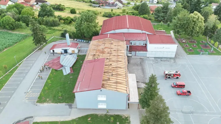 Krovovi letjeli, tuča veličine kestena i blatne bujice: Ovo su snimke nevremena na&scaron;ih čitatelja!